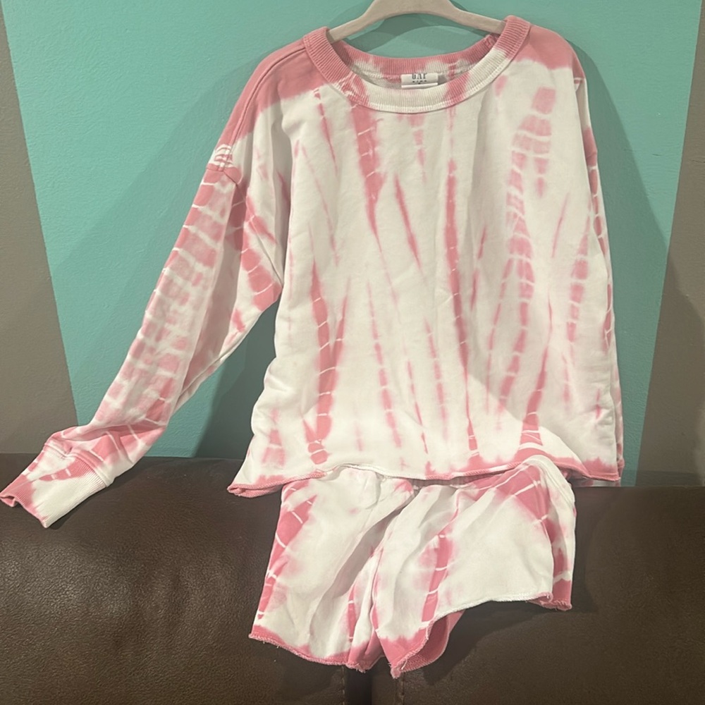 Girls crop top with matching shorts. Size 6/7